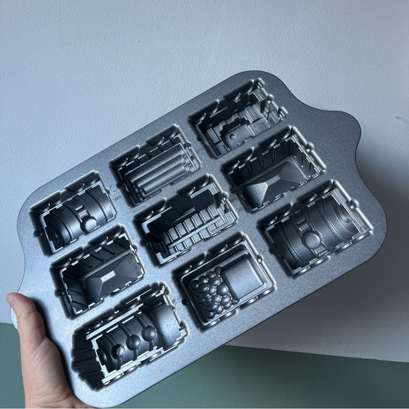 Nordicware train cake pan 5 cups - Picture 9 of 13